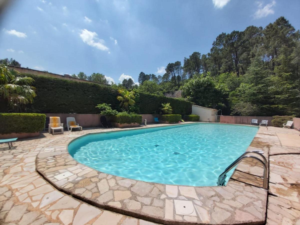 Eblouissant Appartement Au Calme D'Une Residence Avec Piscine Idealement Situe Au Pied Du Colorado Provencal Dans Le Prestigieux Luberon Rustrel Bagian luar foto