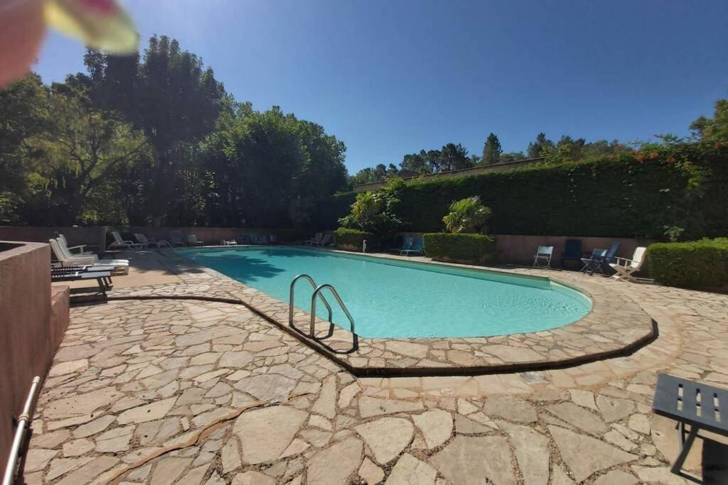 Eblouissant Appartement Au Calme D'Une Residence Avec Piscine Idealement Situe Au Pied Du Colorado Provencal Dans Le Prestigieux Luberon Rustrel Bagian luar foto