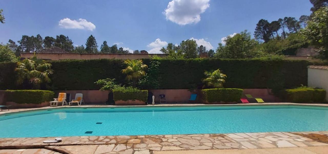 Eblouissant Appartement Au Calme D'Une Residence Avec Piscine Idealement Situe Au Pied Du Colorado Provencal Dans Le Prestigieux Luberon Rustrel Bagian luar foto