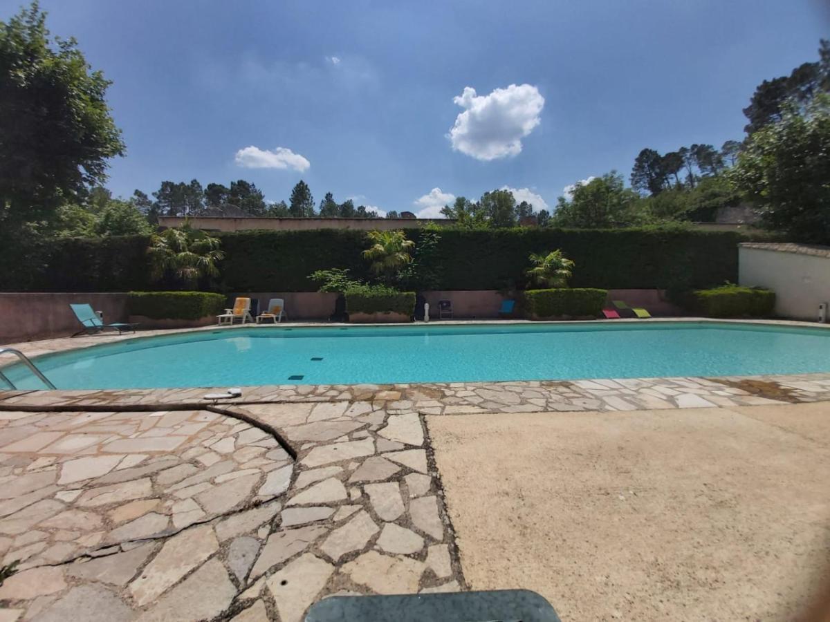 Eblouissant Appartement Au Calme D'Une Residence Avec Piscine Idealement Situe Au Pied Du Colorado Provencal Dans Le Prestigieux Luberon Rustrel Bagian luar foto