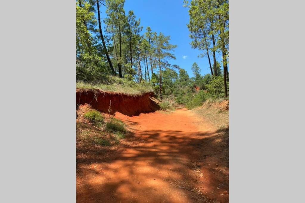 Eblouissant Appartement Au Calme D'Une Residence Avec Piscine Idealement Situe Au Pied Du Colorado Provencal Dans Le Prestigieux Luberon Rustrel Bagian luar foto