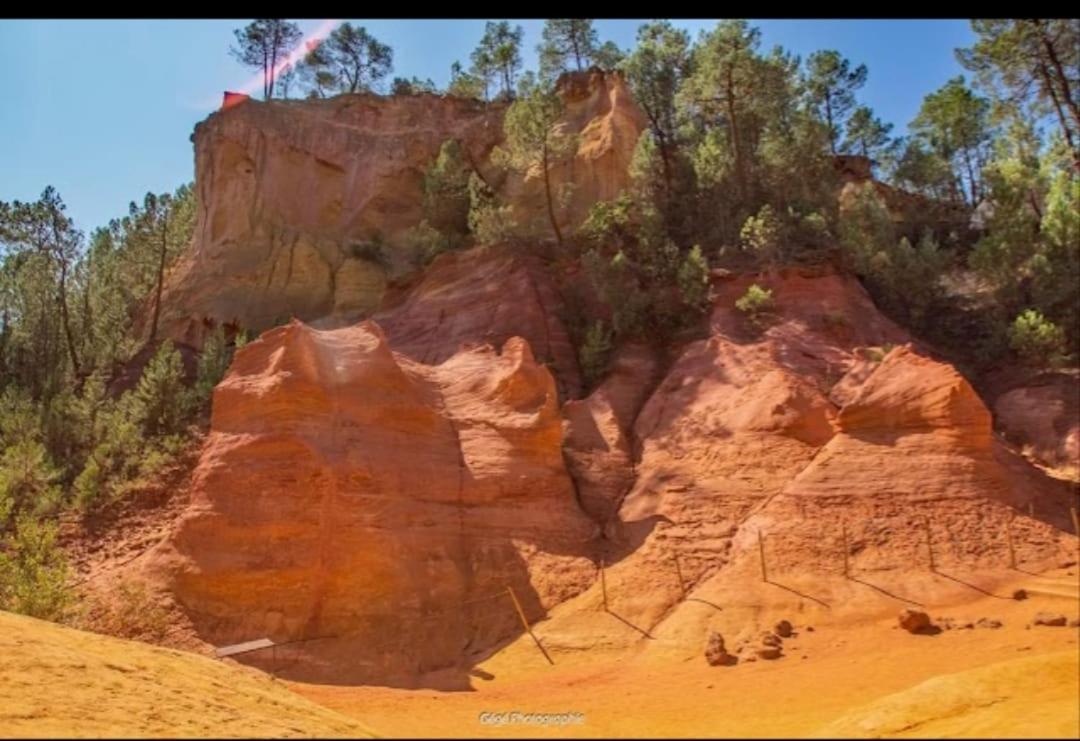 Eblouissant Appartement Au Calme D'Une Residence Avec Piscine Idealement Situe Au Pied Du Colorado Provencal Dans Le Prestigieux Luberon Rustrel Bagian luar foto